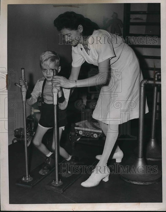Press Photo Physiotherapist Ms.Margaret Monahan of Rose Mary Home. - Historic Images