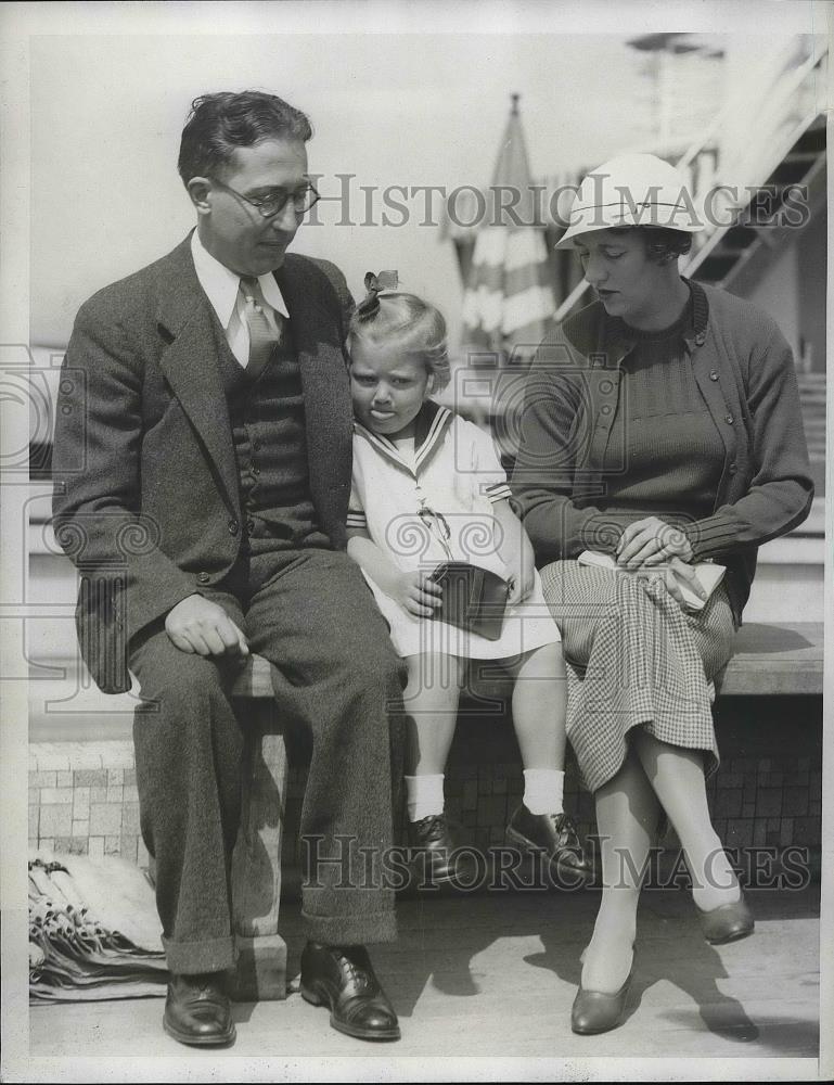 1933 Press Photo Mr. and Mrs. Gustave Stahl, daughter Janet on SS Santa Paula - Historic Images