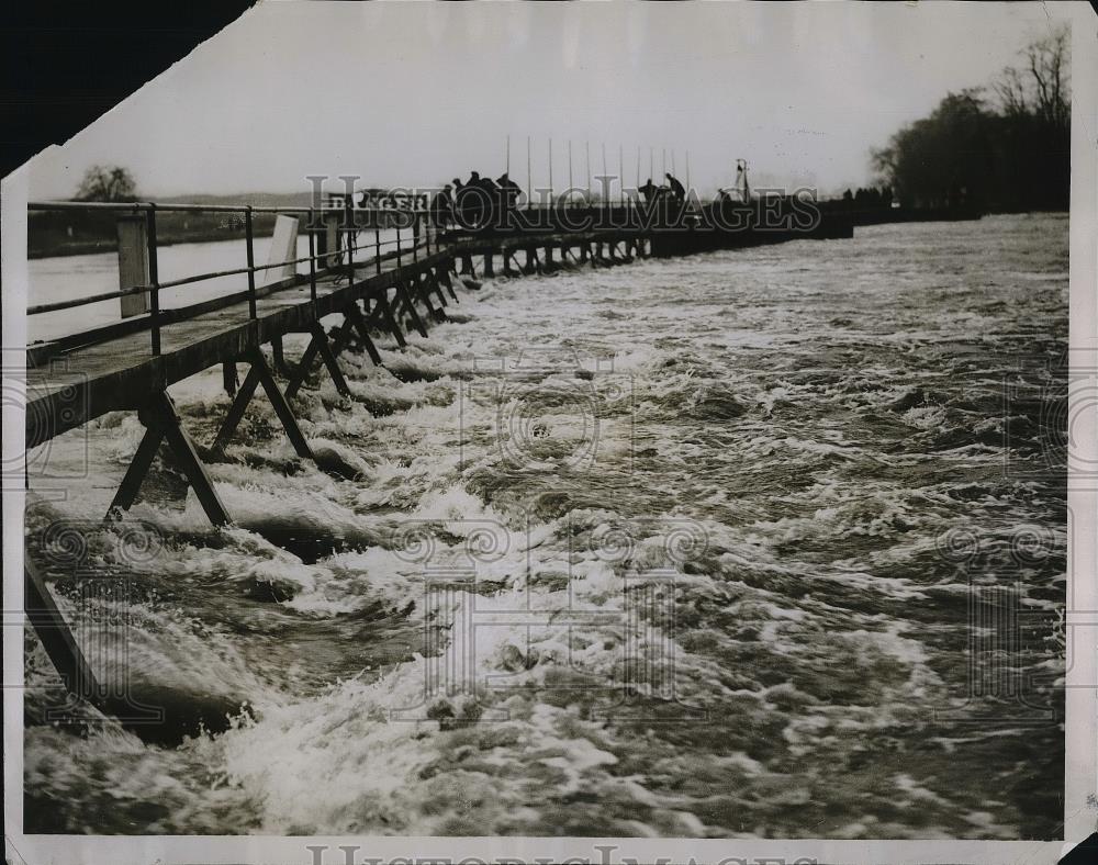 1929 Press Photo Men Move Wreckage Near Flooded Weir At Teddinton, Middlesex - Historic Images