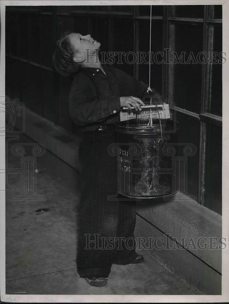 1987 Press Photo Child with A Pail Outside Ford Motor Co. During Strike - Historic Images