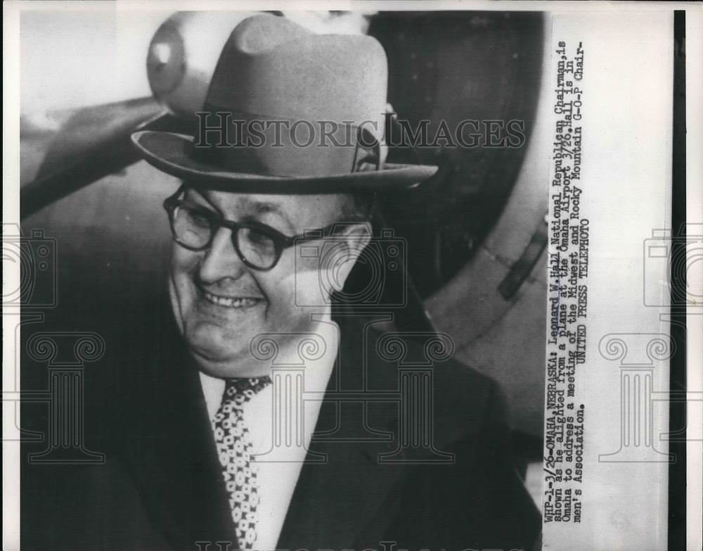 1954 Press Photo National Republican Chairman Leonard Hall Shown At Airport - Historic Images