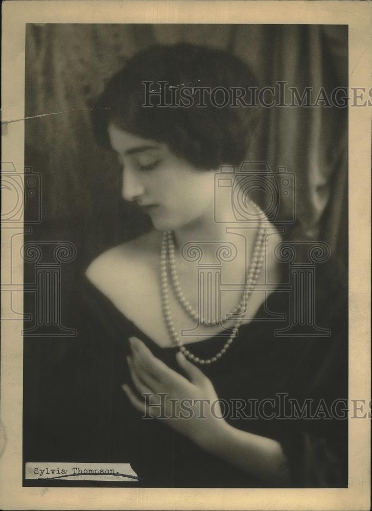 1927 Press Photo Sylvia Thompson Wearing Pearl Necklace - Historic Images