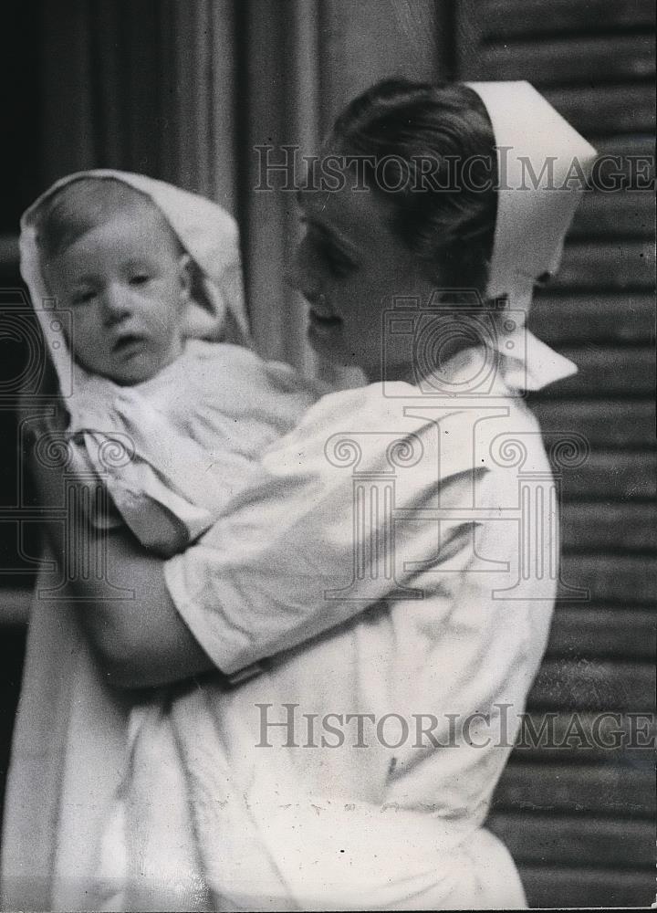 1939 Press Photo Prince Alexander 4 Months Old with His Nurse - Historic Images