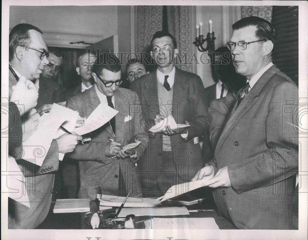 1953 Press Photo White House Press Secretary James Hagerty Reads Statement - Historic Images