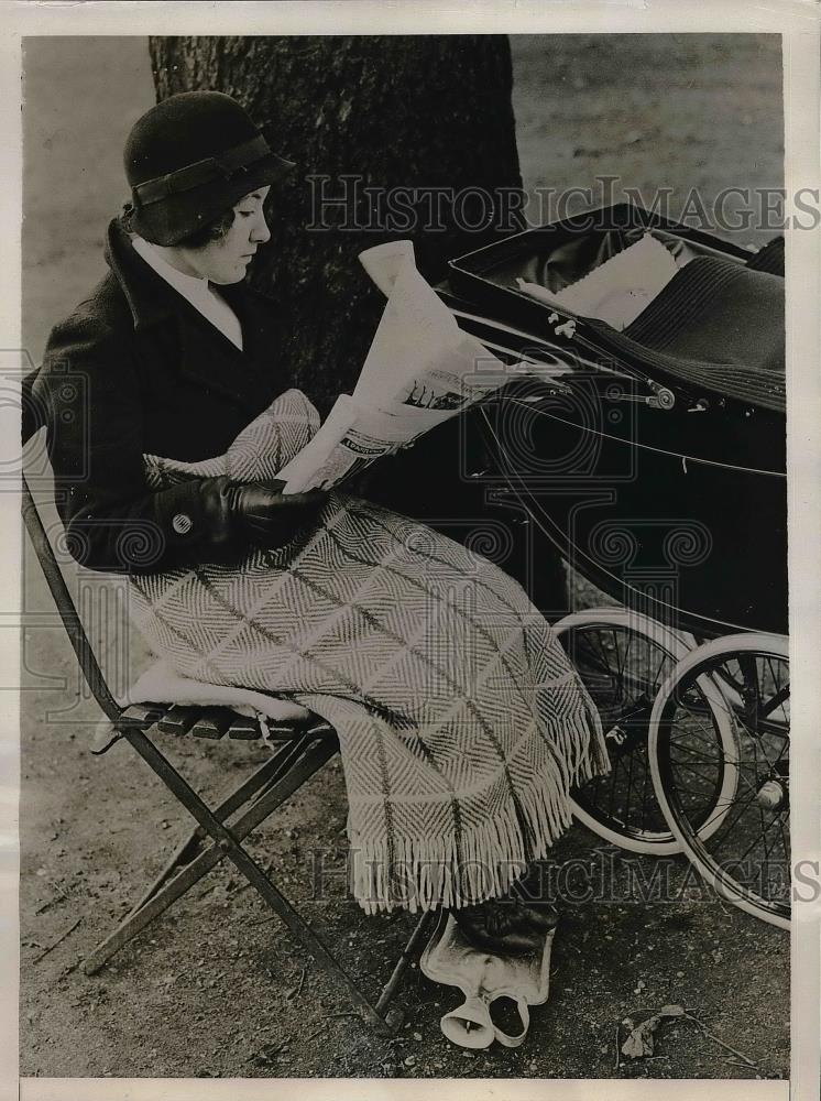 1937 Press Photo London Nursemaid with a hot water bottle to keep her feet warm - Historic Images