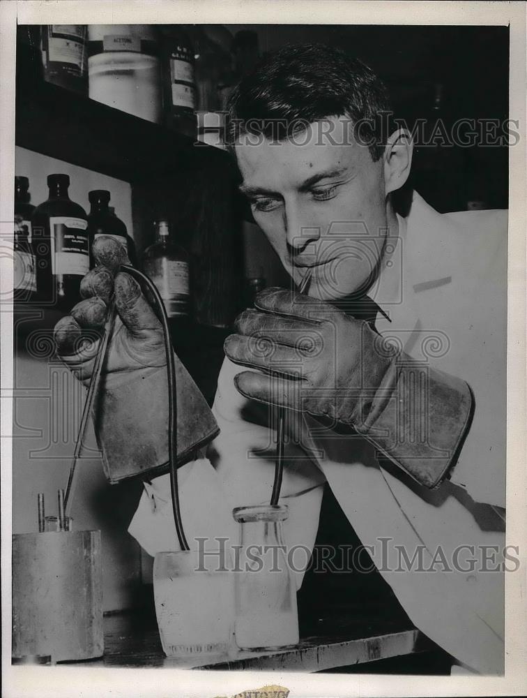 1946 Press Photo James F. Marvin University of Minnesota Instructor Iodine - Historic Images