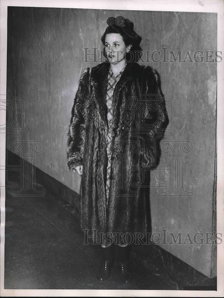 1946 Press Photo Mrs. Florence Zisser before hearing Eviction - Historic Images