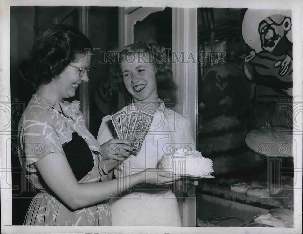 1947 Press Photo Miss Ellen Johnson buying cake from Rose Weilnitz - Historic Images