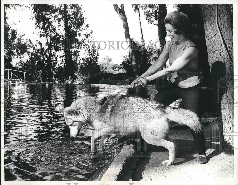 1969 Press Photo Mary Hold Jethro Back The Big Bad Wolf Wanting To Take A Swim - Historic Images