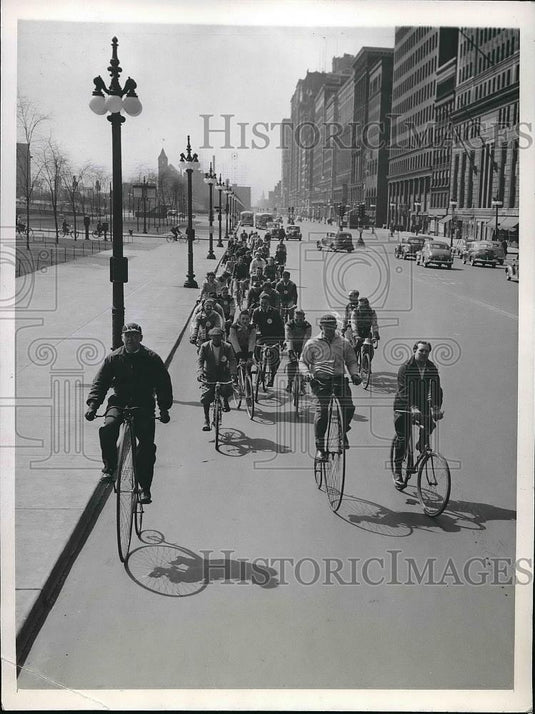 1942 Press Photo Members of League of American Whellmen Parade Michigan Ave. - Historic Images