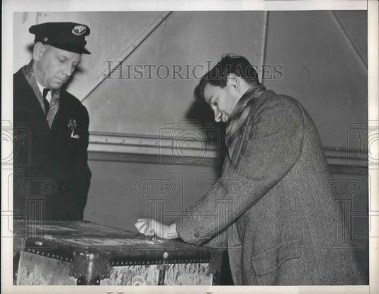 1938 Press Photo Lawyer David Halper Removes Father's Belongings From Pier - Historic Images