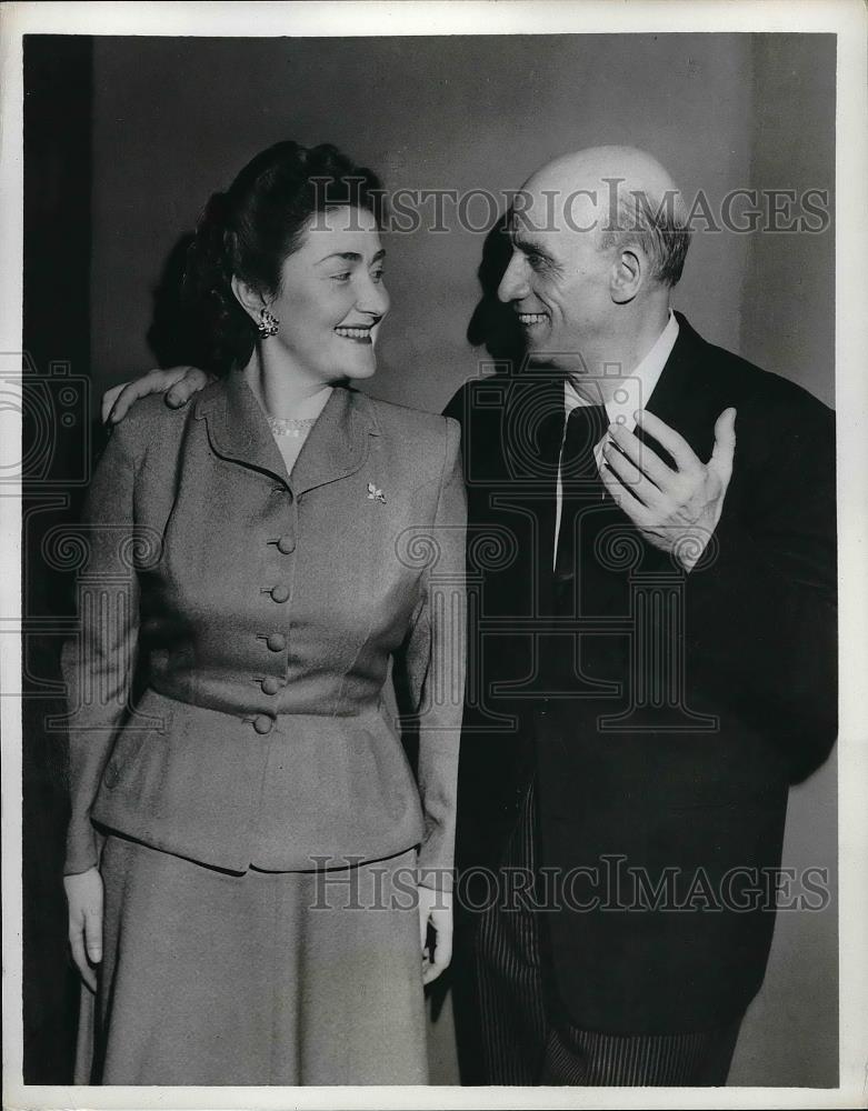 1952 Press Photo Two unidentified people - Historic Images