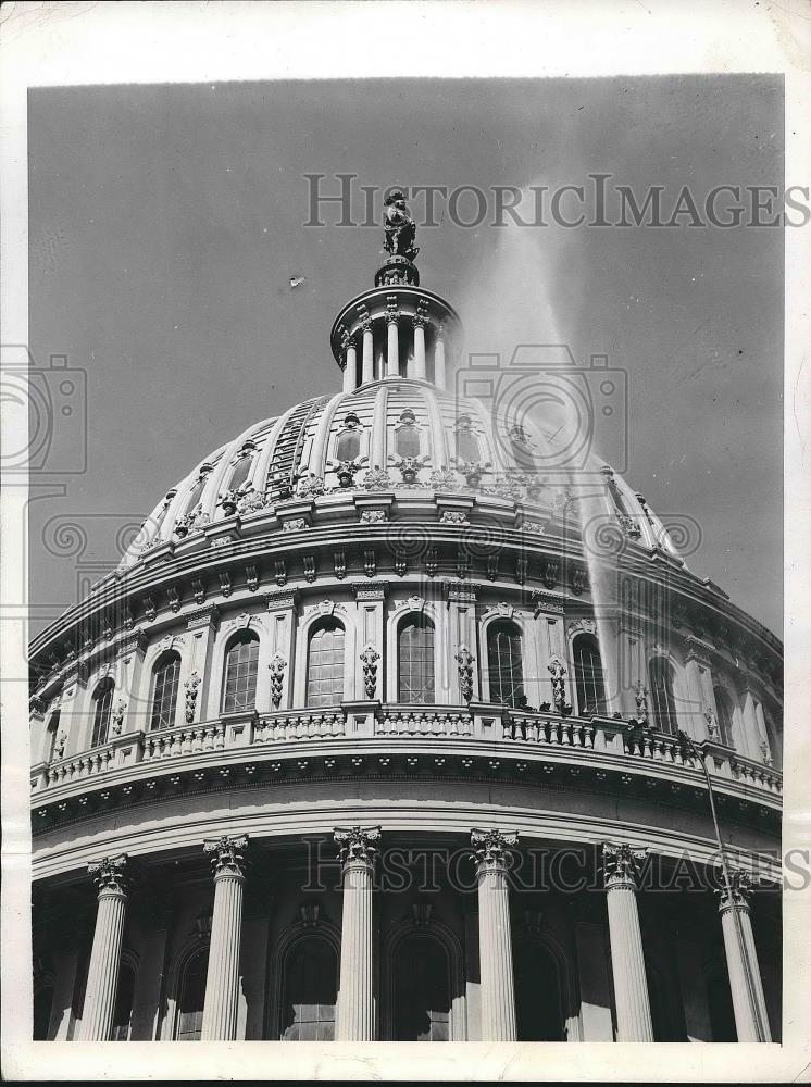 1946 Press Photo Firefighters Shoot Water On Capitol Building To Clean It - Historic Images