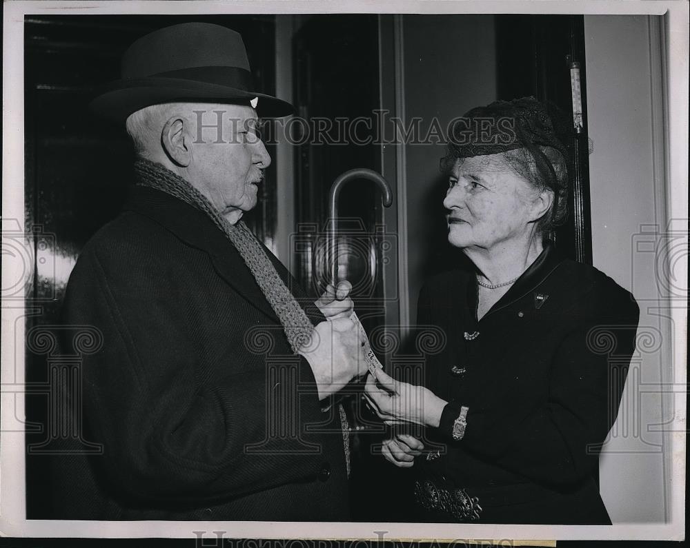 1945 Press Photo Carter Harrison and wife celebrate Anniversary - Historic Images