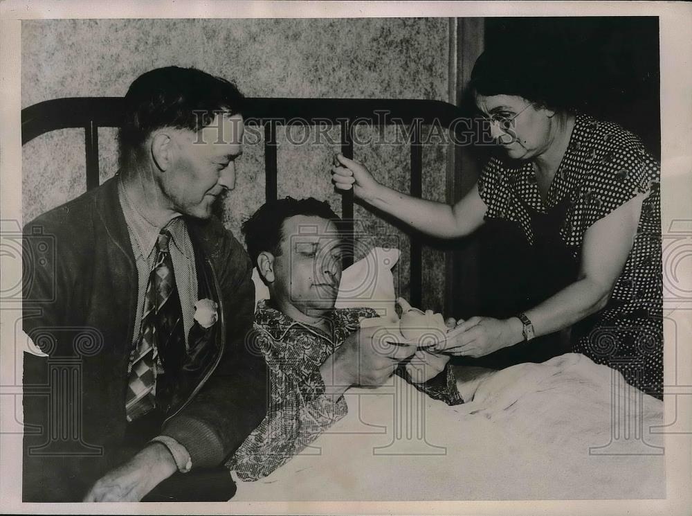 1936 Press Photo Elmer Reagan Rescued From Capsized Boat - Historic Images