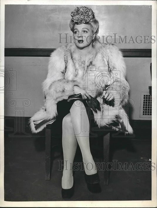 1942 Press Photo Mary Marshall as awarded $2500 in damages after car crash - Historic Images