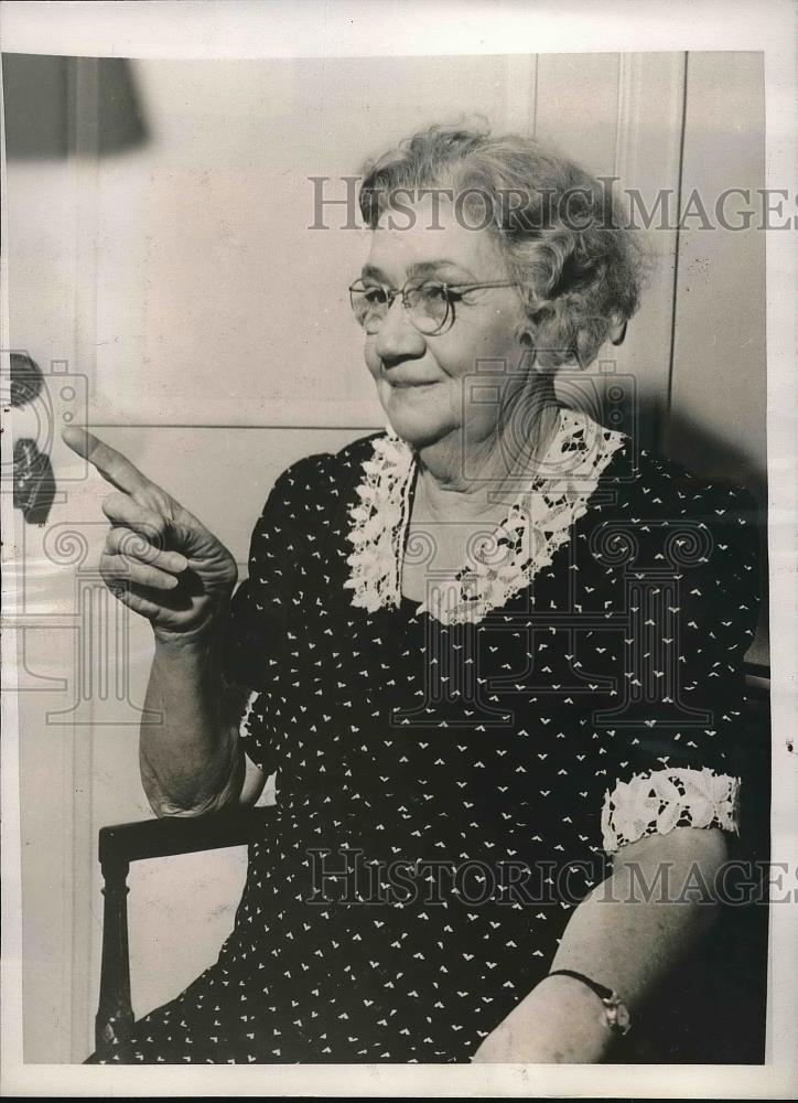 1939 Press Photo The Common Herd Author Sue Sanders Candid Shaking Finger - Historic Images