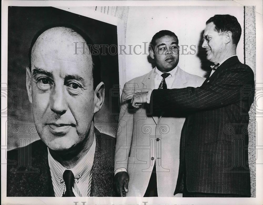 1952 Press Photo Former Heavyweight Champion Joe Louis Poses Stephen Mitchell - Historic Images