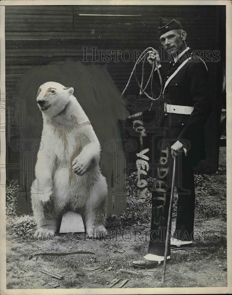 1940 Press Photo Trainer with a bear - Historic Images