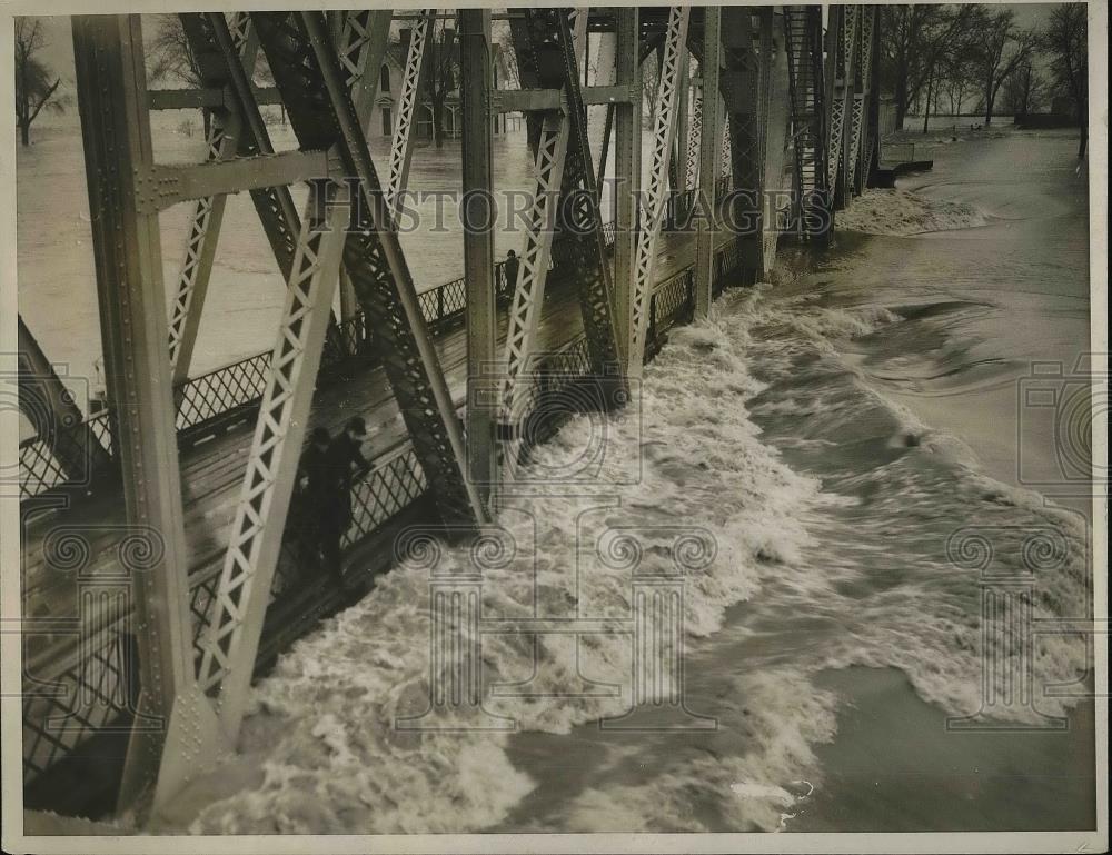 1938 Press Photo Flood waters on the Ohio river engulf the 26th Street bridge - Historic Images