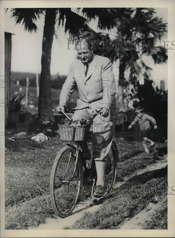 1931 Press Photo German Counsel General OC Kiep Rides Bicycle In Bermuda - Historic Images