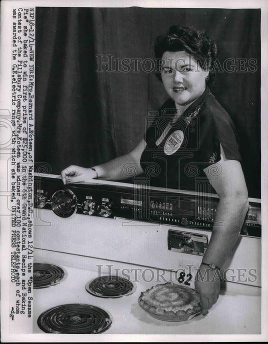 1954 Press Photo Mrs. Bernard A. Koteen During Pillsbury Company Contest - Historic Images
