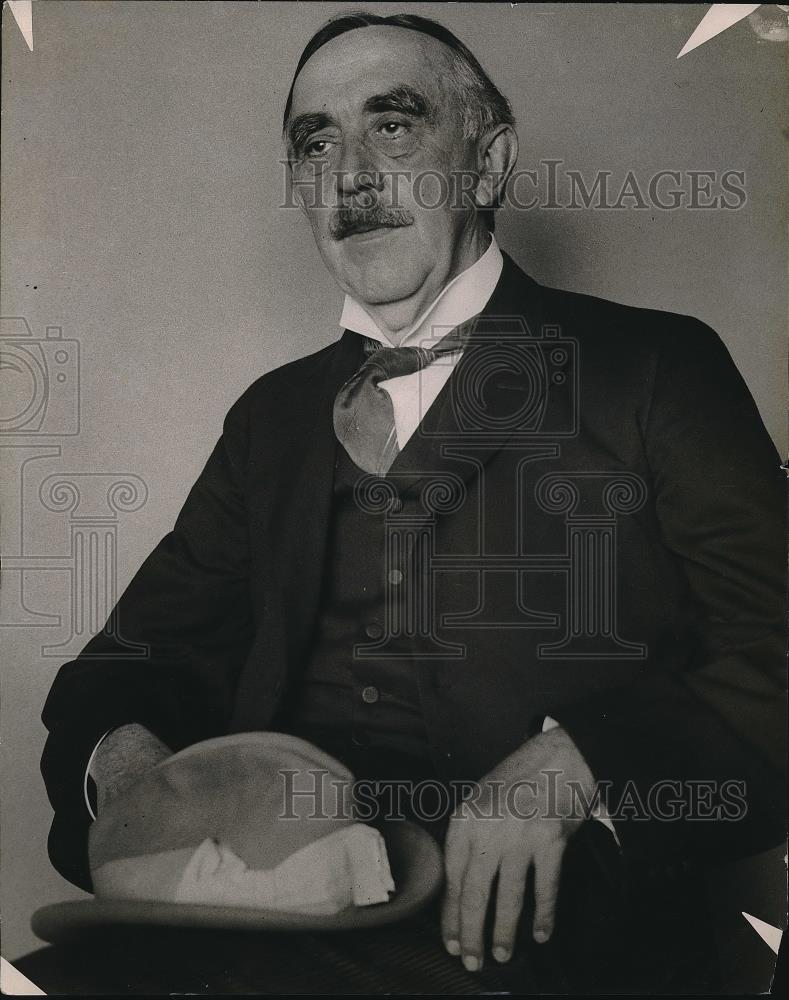 1924 Press Photo Fredrick B. Van Vorsk posing for photo - Historic Images