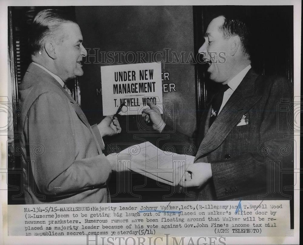 1951 Press Photo Johnny Walker and T Newell Wood at office - Historic Images