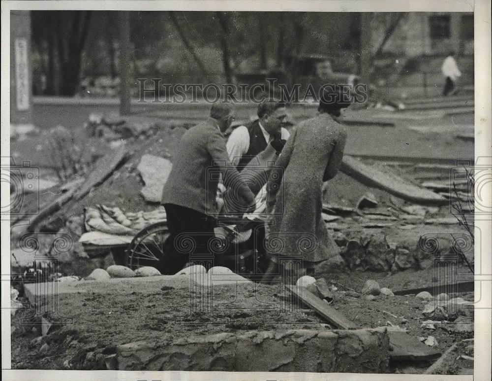 1933 Press Photo Marguerite Rogers Wheeled Away From Courthouse - Historic Images