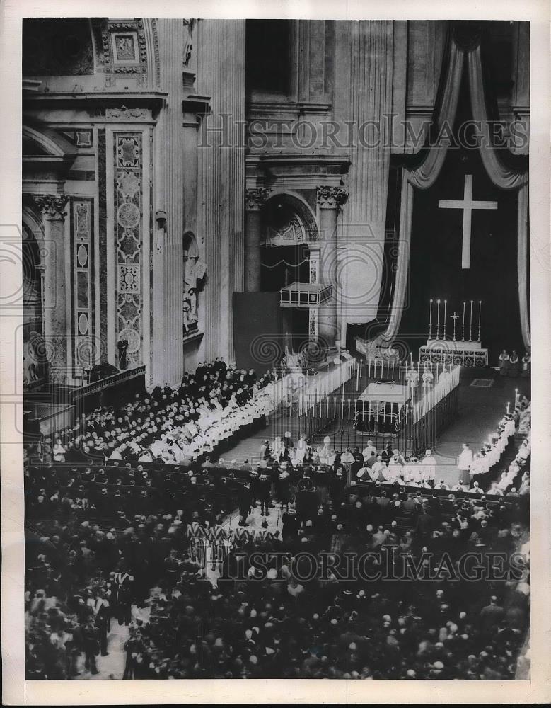 1948 Press Photo Pope Pius XII conducts mass in St Peter&#39;s Basilica for - Historic Images