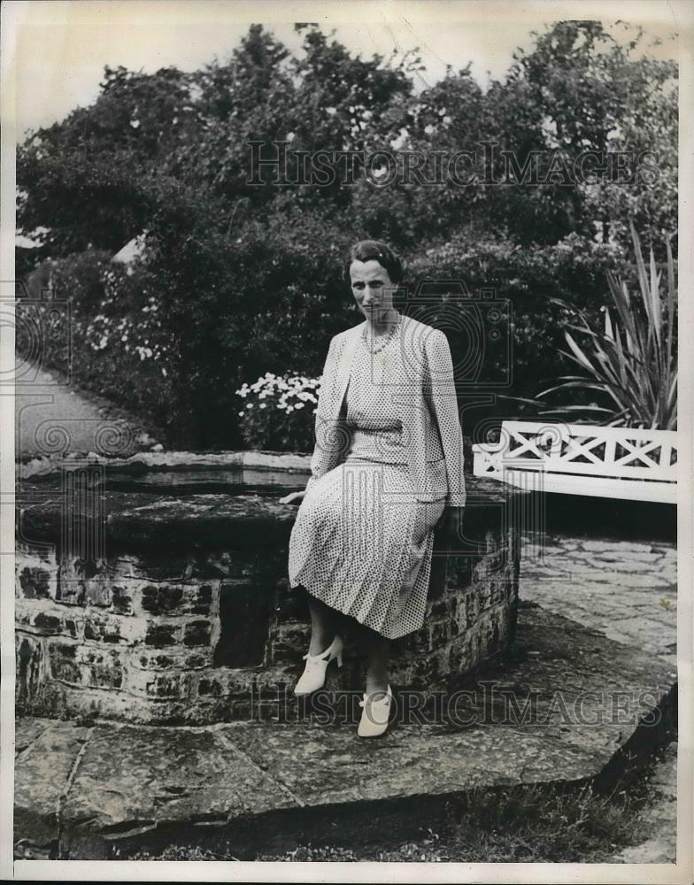 1939 Press Photo Crown Princess Louise of Sweden in the garden of the summer - Historic Images