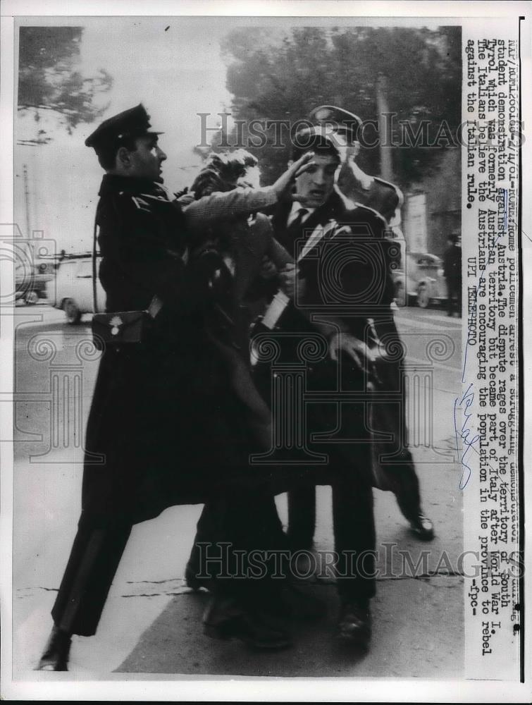 1961 Press Photo Rome police struggles against student demonstrators. - Historic Images