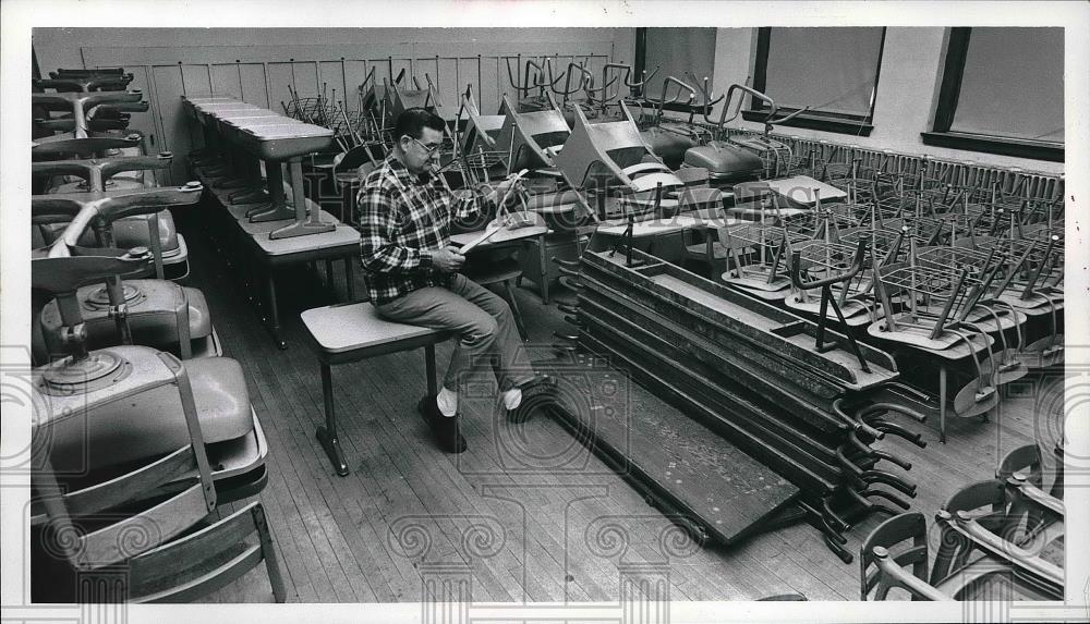 1978 Press Photo Frank Mascoline checks over sale merchandise in classroom - Historic Images