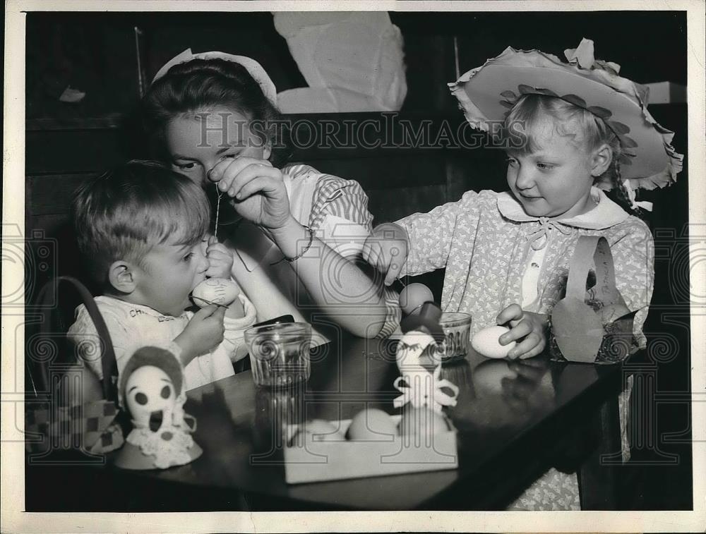 1945 Press Photo Nurse Virginia Larson helps color Easter Eggs at Chicago&#39;s - Historic Images