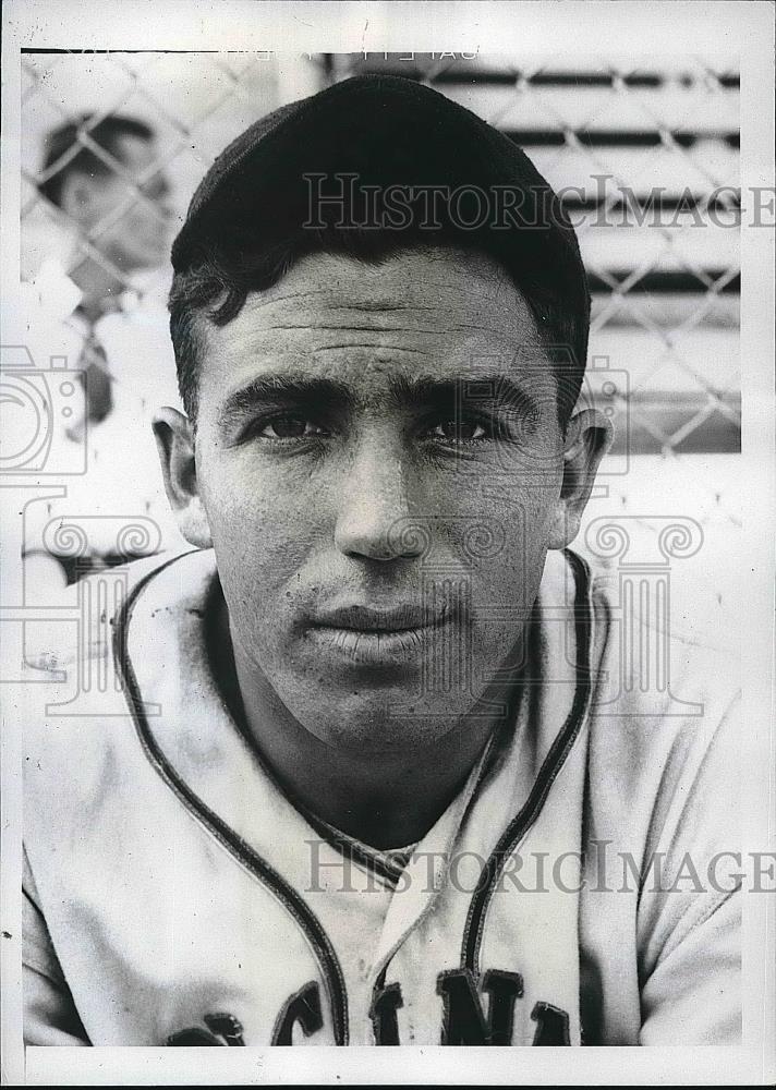 1935 Press Photo Cesar Fernandez of Cincinnati Reds at training camp in Tampa - Historic Images