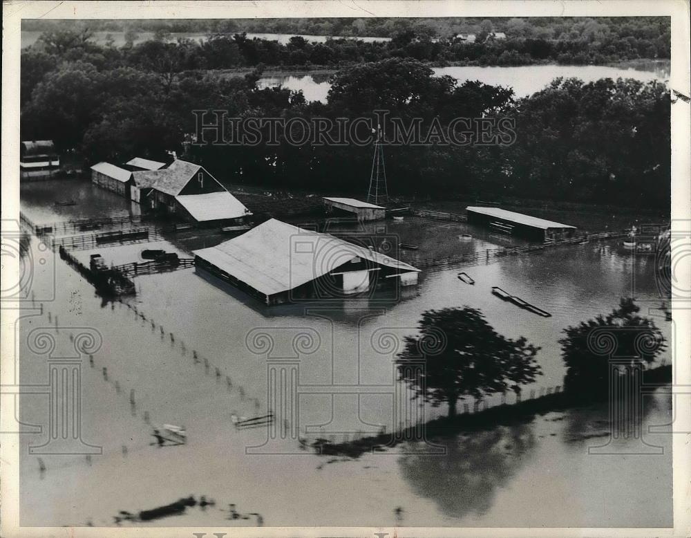 1943 Press Photo Aerial view of river flood waters in Coffeyville, Kansas - Historic Images