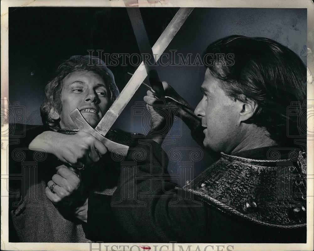 Press Photo Mid evil men sword fight - Historic Images