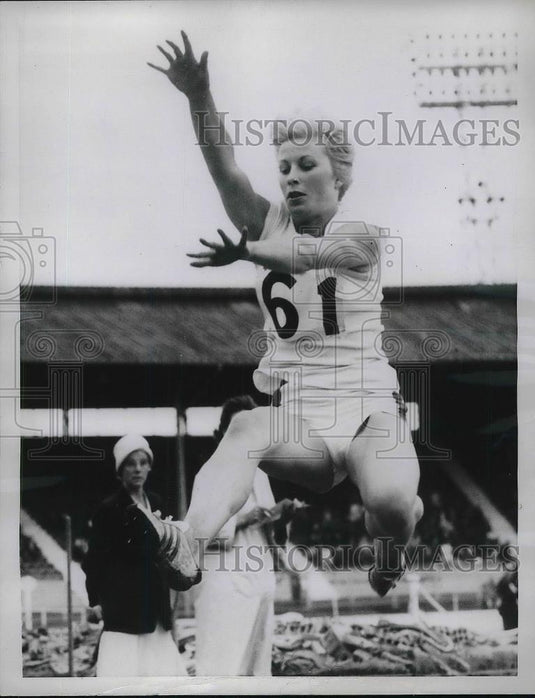 1961 Press Photo Mrs. M.D. Rand Wins Senior Broad Jump Championship in London - Historic Images