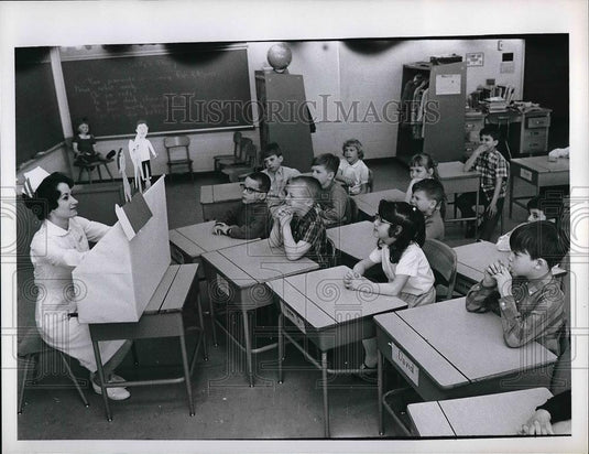Press Photo Mayple Dayle School Wickcliffe Mrs. Jack Logan Puppet show - Historic Images