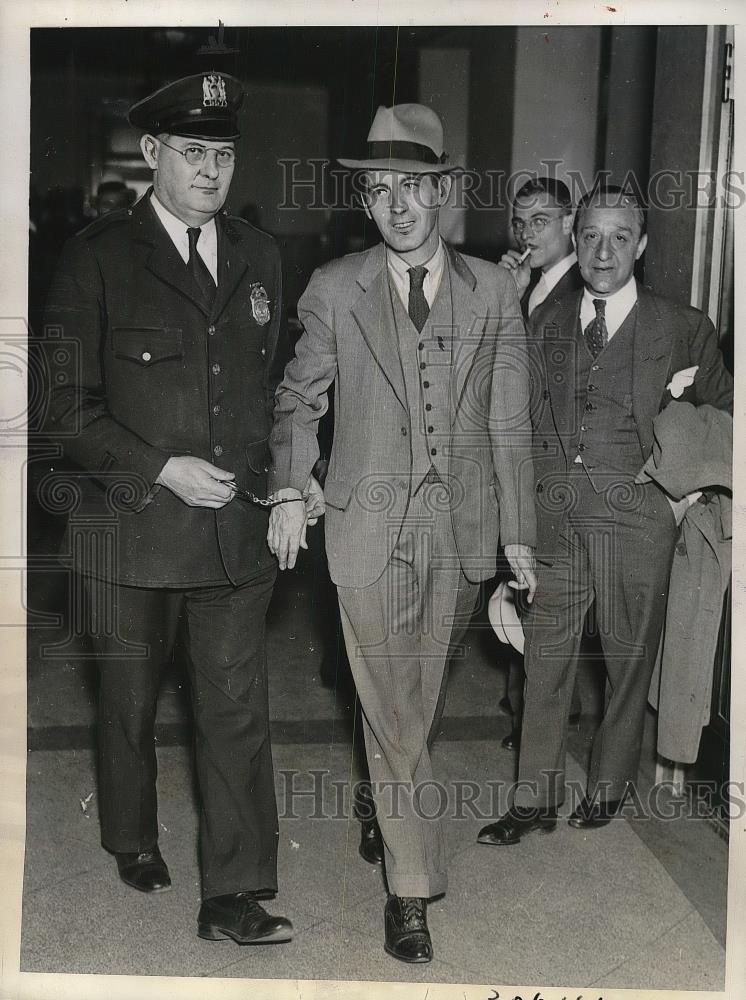 1935 Press Photo Reporter Martin Mooney Led From Court to Tombs NY Prison - Historic Images