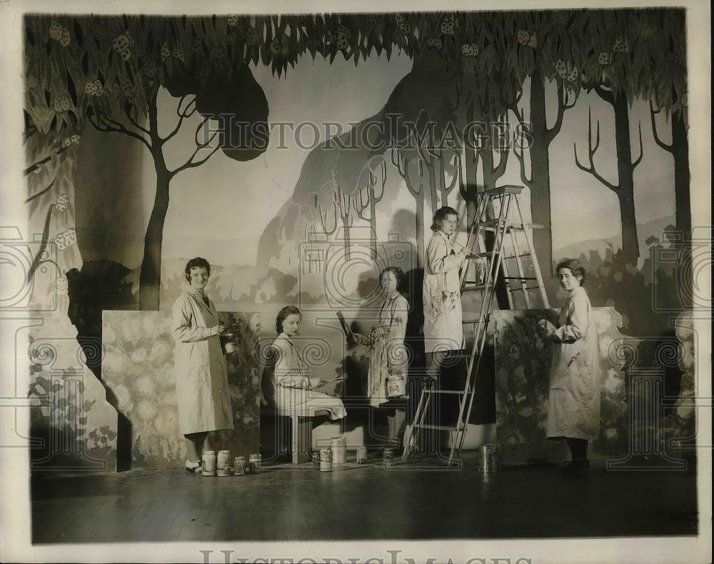 1931 Press Photo Marymount College Production of Les Romanesque Scenery Painting - Historic Images