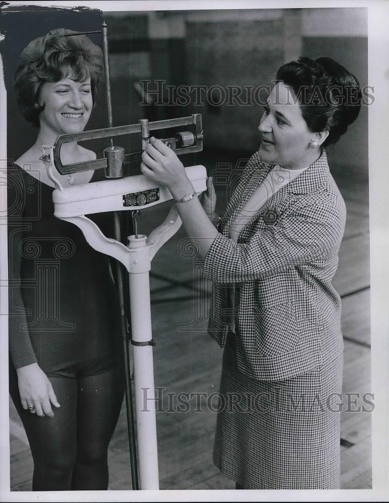 1966 Press Photo Mrs. Phyllis Nicoletti, Mrs. Betty Sardenell, Using Scale - Historic Images