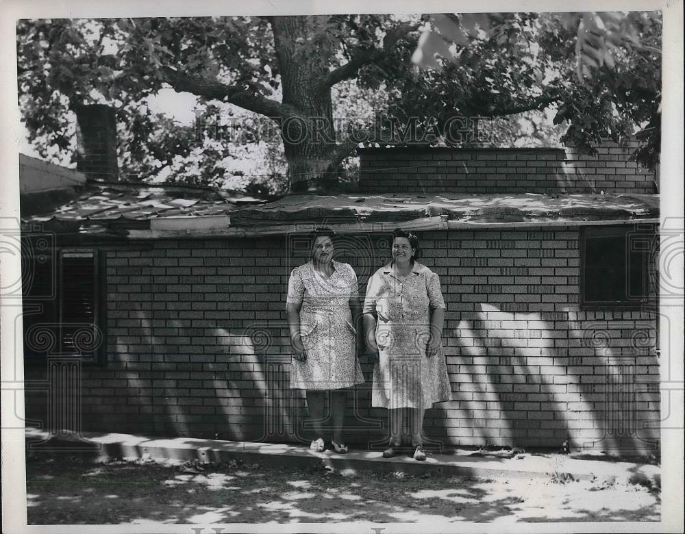 1947 Press Photo Mr. and mrs. Henry Dirk house grew around tree - Historic Images