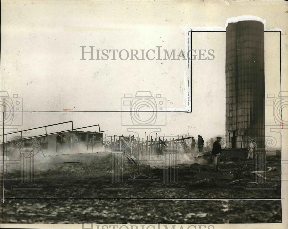 1931 Press Photo Destroyed barn on Mr. and Mrs. Isaac Lantz - neb18215 - Historic Images