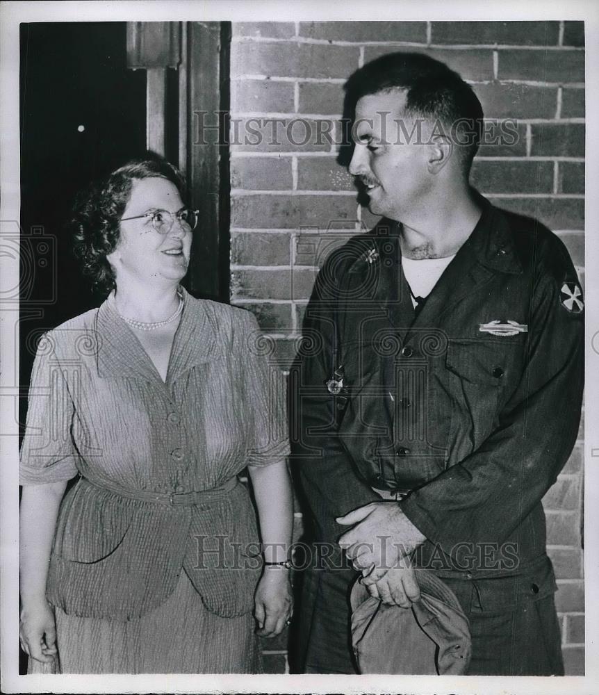 1952 Press Photo Major James W. Kerr Mrs. Burce A> Cumming POW Camp - neb12224 - Historic Images
