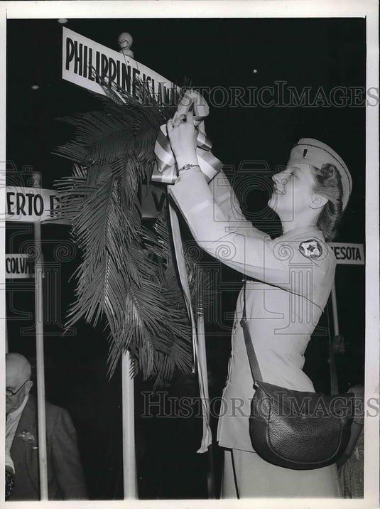 1944 Press Photo Lt Margette Isbell Rainey GOP Convention - neb03851 - Historic Images