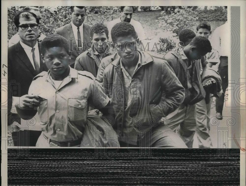 1964 Press Photo Cuban fishermen released in Key West to return to Cuba - Historic Images