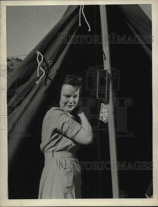 1943 Press Photo Nurse Betty Gilbert working from tent - neb12780 - Historic Images