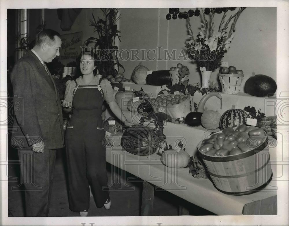 1939 Press Photo Logan Dare Vegetable Exhibit at Mineola Fair - neb04960 - Historic Images