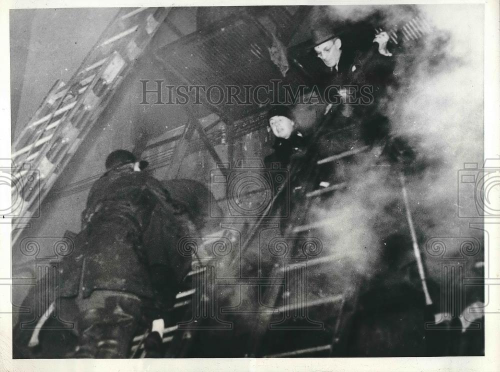 1940 Press Photo firemen rescuing people during fire at Henshaw Hotel, Omaha, NE - Historic Images